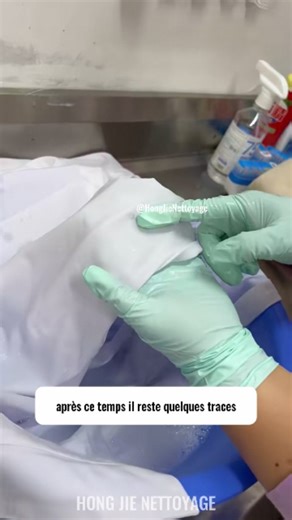 Taches sur les chaussures blanches et moisissures sur les vêtements : comment nettoyer efficacement des chaussures blanches jaunies et des chemises moisies laissées longtemps ? Hongjie vous montre une astuce pratique. #ChaussuresJaunies #VêtementsMoisissures #ÉliminationFacileDesTaches #AstuceDeNettoyage #NettoyageVêtements | HongJie Nettoyage