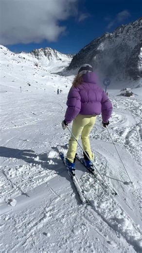 ❌ Don’t do this exercise… unless you actually want to improve your skiing skills. 😉 Javelins are one of my favorite ski drills. They’re great for anyone who wants to get better both on-piste and off-piste. The movement builds strength and momentum in the lower leg — essential for stable, powerful turns. It also challenges your balance and keeps your joints mobile and ready to move. I usually do javelins as part of my warm-up run — they prepare my body and mind perfectly for skiing. 🏔️⛷️ #skiwi