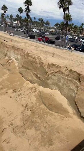 Balboa Peninsula Beach in Newport Beach, California. The Wedge, this spot is famous for massive, thrilling shorebreak waves. The sand has washed out to sea so quickly that it has exposed decades-old infrastructure. Remnants from when the U.S. Army Corps of Engineers originally https://t.co/qs1RPjuf6v