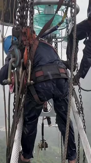 In spite of adverse conditions such as snow and rain, they continue to work#lineworker #helicopters #journeymanlineman #dangerousjobs #hardworkingman #hardworkers #workerslife #highaltitudework