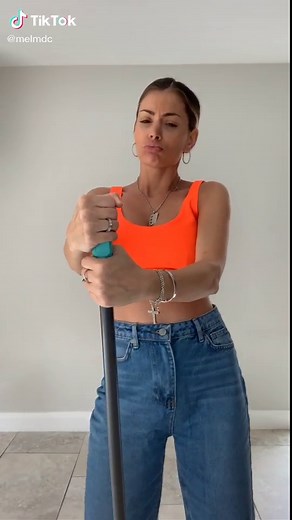 Et vous avec quelle musique vous faites le ménage? Enfin ... essayer de faire le ménage 😹 je passe 3h à me prendre pour Dory, kim, Stony etc... #zouk