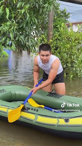 ถึงน้ำจะท่วมแต่เราก็ยังหากินได้ครับหาปูปลากินกันครับ ขอให้ทุกพื้นที่สู้ๆนะครับเป็นกำลังใจให้นะครับ ##น้ําท่วม68##ทะเลสาบค่ายกัลยา##ทหาร##น่ารัก##ฟีดดดシ