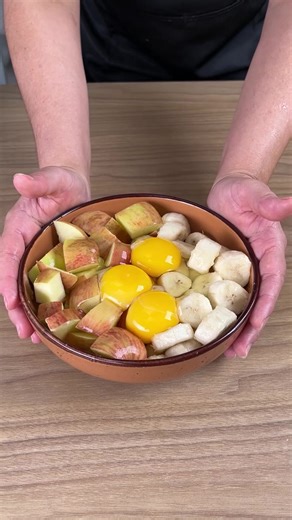 Easy blender banana apple cake recipe | YumMakers