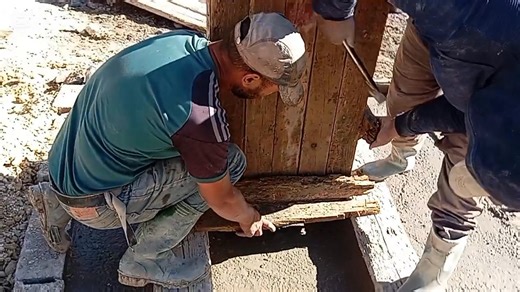 Voici comment faire le coffrage des poteaux sur un chantier par mes techniciens spécialisés 🚨 Je lance une formation 100% gratuite sur les meilleurs logiciels d’architecture (AutoCAD, Revit, ArchiCAD, SketchUp. 📐Ne rate pas ça sur ma chaîne YouTube au Nom de VICTOR DJUNGULUKA ! Le lien est au 1er commentaire #immobilier #immeuble #batiment #maison #design #curedubéton #architecture #amenagemente #escalier #escalator #conception #construction #plombierchauffagiste #plombier #ingénierie #plans 