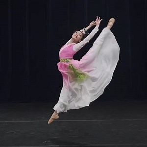 How many ways can a dancer split his or her legs in the air? That’s likely the number of jumps and leaps found in classical Chinese dance, which has one of the most diverse sets of jumping techniques in the world. | Architecture & History