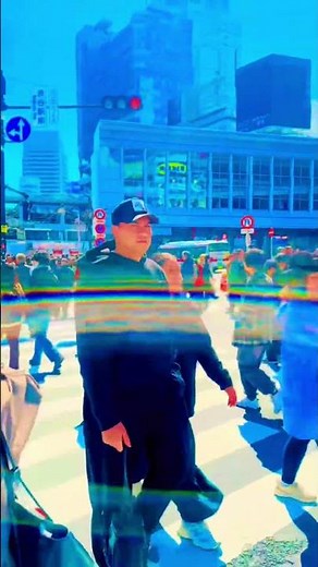 【世界の中心】渋谷スクランブル交差点。カオスの中で輝く不屈のエネルギー。Urban Pulse! Shibuya Crossing: The sanctuary of motion.