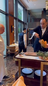 Volaille fermière rôtie au beurre de truffe noire pour 2 personnes, tourtière de pomme de terre et cèleri rave, jus de rôti (en 2 services). Une recette du chef Eric Frechon à déguster au Royal Mansour Casablanca | ELLE à table