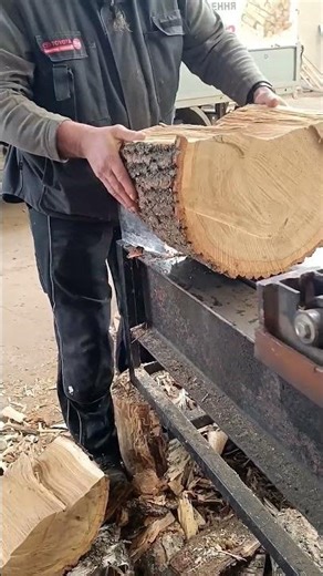 Splitting Firewood Easily Using a Manual Log Splitter