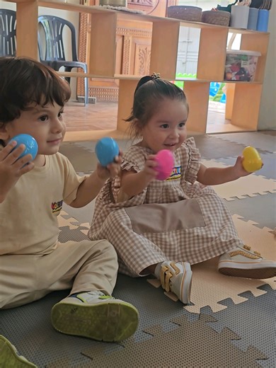 ✨ Te mostramos cómo elaborar nuestros Egg Shakers paso a paso. 🎶 Este instrumento musical estimula el ritmo, la coordinación y la atención en los niños. 🧠 Favorece el desarrollo sensorial y la creatividad desde pequeños.👶 💛 🎶Aprende, crea y disfruta de la música con nosotros. #Tacna #eggshaker #tutorial #prekinder #estimulaciontemprana