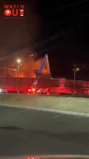 🎥 Video shows multiple angles of a large structural fire at a storage facility in north Fayetteville, capturing the scale and intensity of the blaze as crews worked the scene. Thie location is Fayetteville moving and storage next to the wiener works, and said to be out of business. 🚒 Fire engines and ladder trucks rushed in from across the city as flames rolled across the roofline, with heavy smoke visible and fire crews attacking the fire from above and the ground. 🔥 The fire appeared extrem