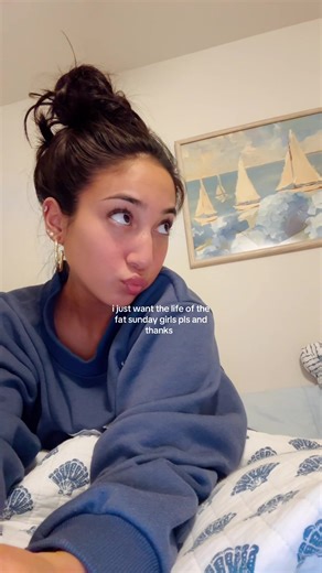 like pls let me live in nyc post grad like @CHRISSY and @Babytunechii | chunky girl