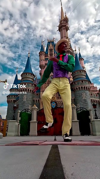 The talent though 👏 🕺#Disney #DisneyParks #DisneyWorld #DisneyCastLife #MagicKingdom #TapDancer #TapDancing #Tap #Disney100