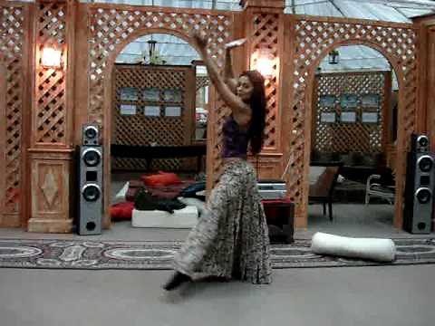 Juliana Paes ensaiando dança para a novela Caminho das Índias