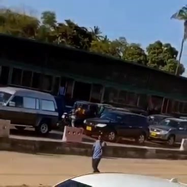 ‪Kimara Kona, Ubungo, Dar es Salaam, asubuhi ya leo. ‬ ‪Wananchi wanaimba “tunamtaka Tundu Lissu”. Mbogamboga mchezo wenu wa kuwalazimisha wananchi kuwapenda kwa lazima haujazaa matunda. Pamoja na kumtunza TAL gerezani siku 180 anakumbukwa na wananchi na wanaimba jina lake bila kulipwa. ‬ ‪ | Chadema in Blood