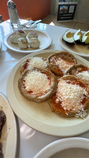 Fonda 4 Vientos, Morelos!🥩 🇲🇽 La neta este es el lugar que más me emocionaba del viaje, de tanto que me lo recomendaron, no se si sea le mejor cecina de Morelos o de México, pero probablemente si la más famosa y puede ser la mejor que yo he probado. El lugar es un poco abrumador la primera vez que vas, es gigantesco, hay chingos de coches, una fila muy larga, pero la neta avanza demasiado rápido y para la cantidad de gente el servicio se me hizo muy bueno, porqué eran días de año nuevo. Dicho