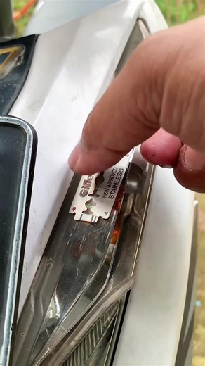 Idea Times (@idea_times25)’s video of razor blade on turn signal