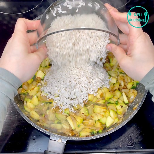 407K views · 5.4K reactions | RECETTE POUR PETIT BUDGET  Facile, rapide et économique ! Ingrédients : Huile d’olive 8 saucisses 300g de riz long 1 oignon 1 courgette 3 gousses d’ail 1 c.à.s de concentré de tomate Sel, poivre, coriandre en poudre, paprika 600ml de coulis de tomate Eau | Deli Cuisine | Facebook