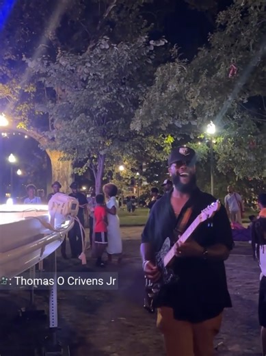 High-fives mid-solo: the ultimate perk of leaving the floor spaghetti behind. Featuring Thomas O Crivens Jr. 👇 https://www.cablefreeguitar.com/collections/cfg-wireless-systems