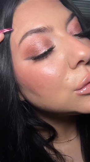 𝔤𝔞𝔟𝔟𝔦 🖤 makeup + beauty on Instagram: "the easiest product for flawless, shimmering looks: Timephoria’s Illumina Jelly Eyeshadow Stick ✨✨ @timephoriaofficial so easy to apply, with the perfect jelly texture for maximum glitter that lasts all day! shade used: 007 rose stone https://timephoria.com/products/illumina-jelly-eyeshadow-stick?sca_ref=10555646.q5j83CTKSsoIK4k #ad #timephoria #eyeshadow #eyeshadowstick #shimmermakeup #glittermakeup #jellyeyeshadow #easymakeup #easyeyeshadow. #aesthe