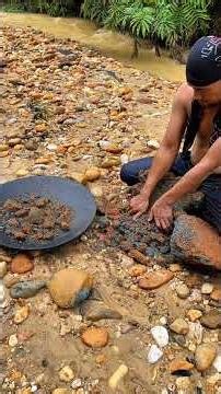 Perfect, the process of getting a lump of gold on the edge of the river, amazing #gold #vidioshorts
