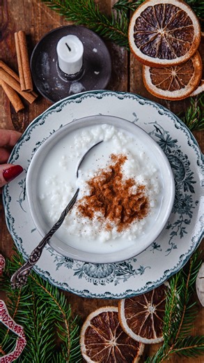 RISGRYNSGRÖT I UGN- som min mamma alltid gjorde när jag var barn. Kokar aldrig över och bränner inte fast! Jag gör alltid i min gjutjärnsgryta. Sen får gröten stå -gärna över natten. Så är den perfekt på morgonen sen. Vill du testa? Här är receptet: https://www.linneasskafferi.se/2021/11/09/recept-pa-varldens-godaste-risgrynsgrot-i-ugn Hur gör du risgrynsgröt? På spisen eller i ugnen? | Linneas Skafferi