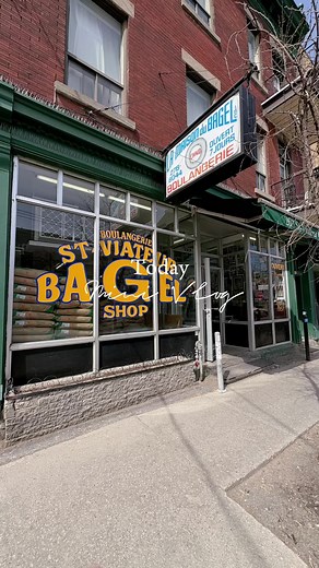 “🥯 Montreal’s ICONIC St-Viateur Bagel – a must-try for every foodie! 🔥 These legendary wood-fired bagels have been handmade since 1957, giving them that perfect chew and slight sweetness. Unlike NYC bagels, Montreal-style bagels are thinner, denser, and always boiled in honey water before baking. 🍯🔥 Have you had a warm, fresh St-Viateur bagel yet? If not, you’re seriously missing out! 🍁✨ 📍Tag a bagel lover and let’s settle the debate: Montreal vs. New York bagels – which is better? 👀👇 #S