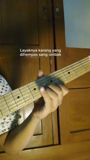 Ada band Manusia Bodoh cover gitar kamar yang seadanya