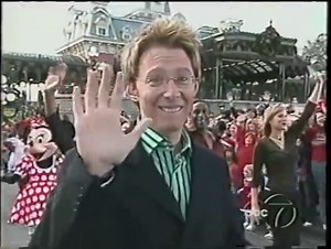 Walt_Disney_World_Christmas_Day_Parade_2003-c1qcdZ-t98A