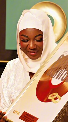 Mia Guissé reçoit son premier disque d’or