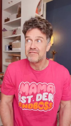 Es gibt in Familien zwei Konstanten: Steuern… und diese epischen Wasserdiskussionen. Kinder trinken Wasser nur unter besonderen Umständen: entweder aus Prinzip nicht, oder nur dann, wenn jemand nicht hinguckt, oder wenn das Glas plötzlich „magischer“ schmeckt als sonst. Eltern dagegen reden über Hydration, als würden sie eine TED-Talk-Karriere planen. „Trink dein Wasser“ ist längst kein Satz mehr, es ist ein Lebensstil, ein Projekt, ein eigener Feierabend. Und jedes Mal, wenn Kinder gefragt werd