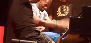 Lang Lang gives basketball star LeBron James a piano lesson