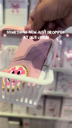 We’re adding something new (and fun!) to Que Linda 💕 Say hello to the Notebook Bar — a hands-on experience where you can build your own notebook in 3 easy steps: 1️⃣ Pick your notebook color 2️⃣ Choose your decal, patches or charms 3️⃣ We’ll make it right on the spot! Perfect for journaling with God, taking notes at church, or gifting to a friend who loves stationery 🤍 📍Come visit Que Linda – 821 W Minneola Ave, Clermont #customnotebook #stationery #stationeryshop #charms #creative