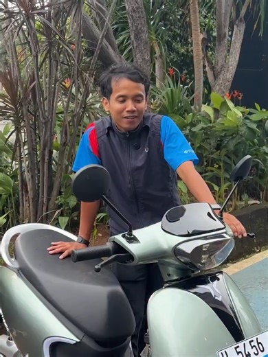 Dari Motor Bensin ke ke Motor Listrik? Kenapa Enggak! ⚡️ Dengerin langsung yuk pengalaman Mas Eko, anggota komunitas motor listrik, yang beralih ke U-Winfly M-Series. Ternyata, motor yang tampilannya “Anggun” ini punya performa yang siap menerjang! Kenapa Mas Eko pilih U-Winfly? ✅ Desain Klasik & Feminim: Cocok banget buat yang mau tampil stylish. ✅ Performa Smooth: Akselerasi mantap dengan kecepatan hingga 70 km/jam. ✅ Hemat Banget: Cukup cas seminggu sekali untuk pemakaian harian! ✅ Fitur Cang