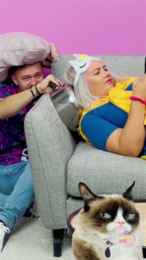 PILLOW CHANGING LEVEL: IMPOSSIBLE 😱🛏️🤣 #OnlyInAmerica #USLife