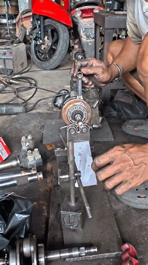 Mechanic Technique for Balancing a Crankshaft #CrankshaftBalancing #EngineMechanic #PrecisionWork