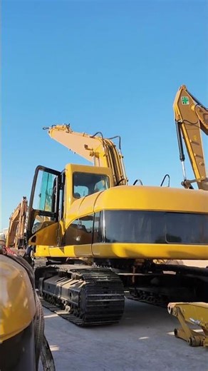 Loading an Excavator CAT in 35 seconds for export.