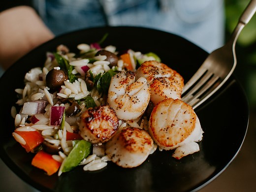 Seared Scallops with Mediterranean Orzo Salad – Seafood Nutrition Partnership