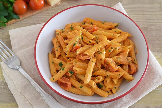 Macarrones a las cinco "p" o 'penne alle cinque pi', receta suiza de pasta con salsa cremosa de tomate