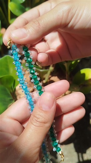 pulsera de cristal y mostacilla ✨ tutorial en el enlace de arriba 👆🏻 #bisuteria #diy #bracelet