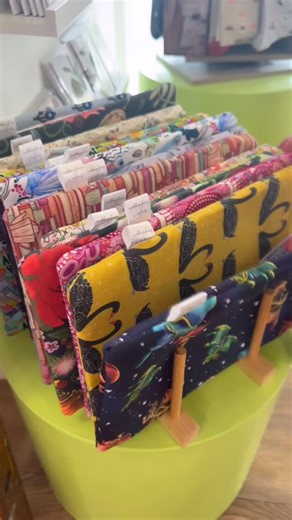 let your books travel in style — tucked safely inside their little padded armor. Book sleeves = no bent corners, no scratched covers, no mysterious bag crumbs living in the pages. Just pure, cozy protection. They are also amazing for kindles, notebooks and iPads 💕 Protect your stories and notes like the treasures they are. 💖📖 Handmade by @dangles_and_dinglehoppers 🫶 Note books by @carysmartinceramics fit perfectly 😉 available in-store 📍104 Bay Terrace, Wynnum www.thecollectivestore.com.au 