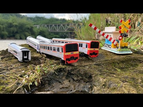 Mencari dan Merakit Mainan Kereta Api Listrik KRL Commuterline,CC203,CC206 & Gerbong Di Area Sungai