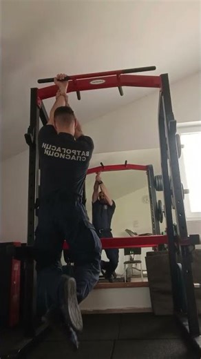 Asistirani jednoručni zgibovi.Desna ruka vuče, leva drži stražu.10 ponavljanja na 80 kg. 🫡💪👊🇷🇸🧑‍🚒🚒⚔️