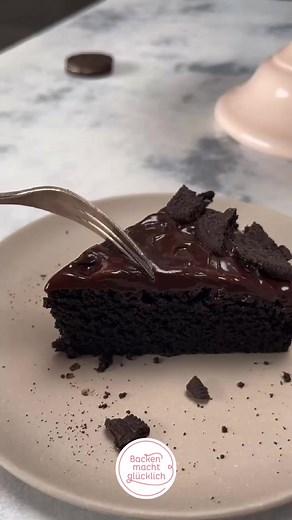 Für diesen Oreo-Kuchen braucht ihr nur 3 Zutaten 🤩. Super easy gemacht und einfach nur extrem lecker - dieses Rezept werdet ihr lieben!▶️ https://www.backenmachtgluecklich.de/rezepte/oreo-kuchen-aus-3-zutaten.html | Backen macht glücklich
