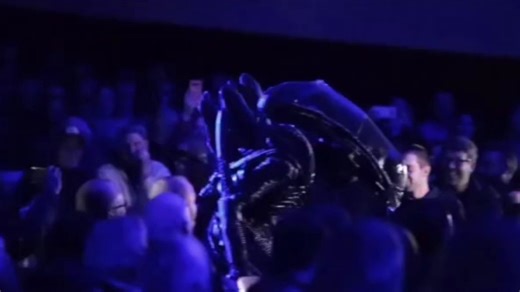A New Jersey high school put on an ALIEN: THE PLAY production and even built a xenomorph suit that would lurk around the audience. The best part is Sigourney Weaver herself showed up to check out the production 🔥 so cool