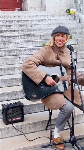 Beautiful Street Singer in Paris 🎤🇫🇷 | Amazing Voice in Europe