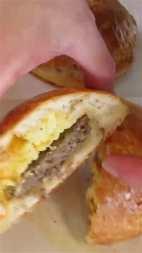 SAUSAGE, EGG, & CHEESE STUFFED BISCUITS 😋 So YUMMY 🤩 #food #baking #breakfast #recipe #tutorial