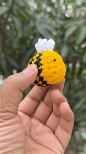 Crochet a bumblebee 🐝!! #crochet #bee #crocheting #shorts #viral #reels #honeybee #viralvideo #kids