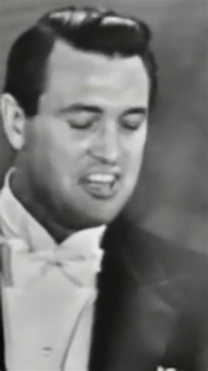 Simone Signoret wins Best Actress Oscar #elizabethtaylor #dorisday #audreyhepburn #katharinehepburn