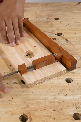 DIY Making Router Guide Jig For Woodworking Projects #routerjig #tablerouter #woodart #wooddesign #woodcraft #guidejig #railsguide #woodworking #wood #tipswoodworking #wooddiy #woodwork #woodworkingart #maker #woodmaker #carpentery #carpenter | Woodworking Ideas