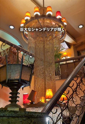 【上野 純喫茶 丘】 1964年創業。 昭和から愛される喫茶店。 いつもは気軽に誘いやすいお店を紹介してますが、 ここはかなりディープでした…！ 地下には巨大なシャンデリアがあって 昭和な雰囲気が閉じ込めてありました。 めっちゃ年季が入った家具や床で 最初入った時は雰囲気に圧倒されて びぐっとしました。 超ディープなのでレトロ好きは ぜひ行って欲しいです。 ナポリタン甘口で美味しかったんだけど、 ピラフが個人的におすすめ。 ピラフって給食とか冷凍食品とかで 食べる機会がなかった人たちは絶対食べて欲しい…。 程よい塩加減のライスで、 シンプルだけど美味しいと思える、 ちょうどいい感じがたまらなく良かった。 喫煙可能店でタバコ吸う人多いので 苦手な人は気をつけた方がいいかも！ ぜひ行ってみてね🫶🏻 ■混み具合■ 雨の日の平日14時半に行ってすぐ入れました！ ♦︎メニュー♦︎ ピラフ 750円 ナポリタン 750円 ドリンクセットは 200円 最寄駅🚉 JR「上野駅」から徒歩約9分 JR「御徒町駅」から徒歩約4分 予算💰 〜1,000円 定休日 月曜日 予約 不可 営業時間🕰 火・